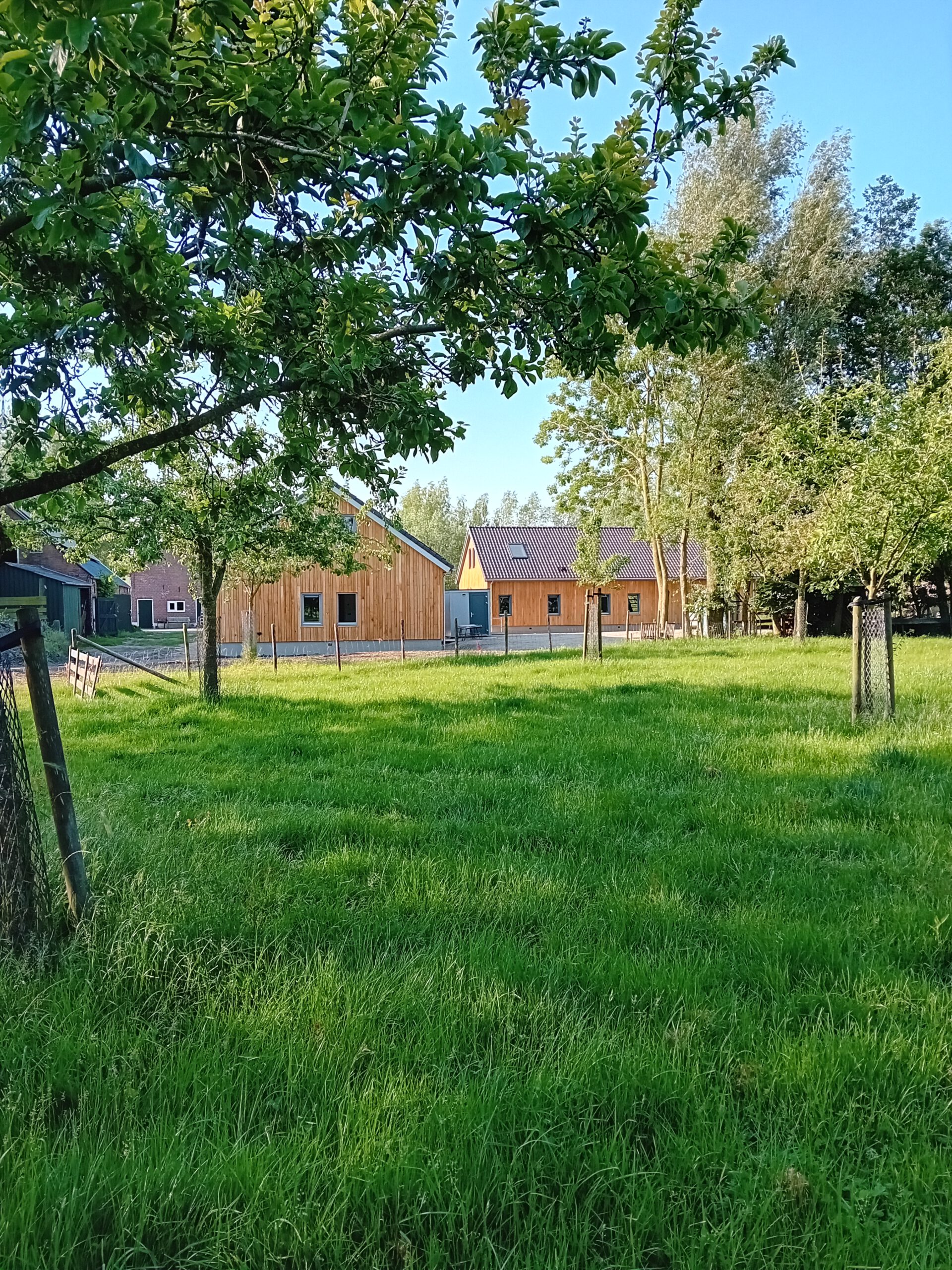 De oplevering van de schuurwoningen